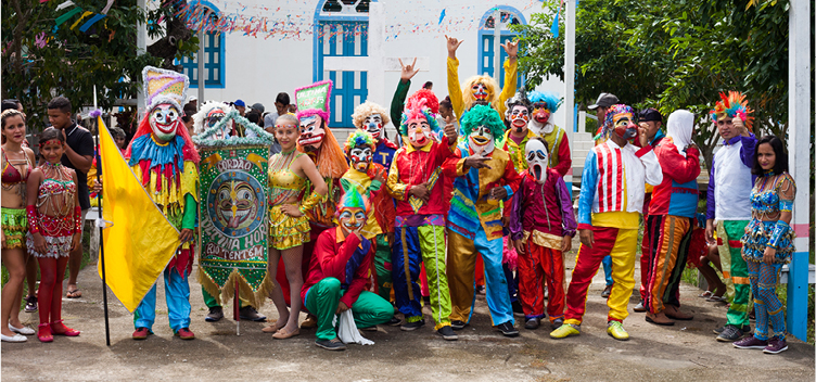 Brincantes do Cordão de Mascarados Última Hora reunidos no Carnaval de 2019. imagem sem descrição.