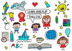 Imagem com fundo claro e linhas reproduzindo as pautas de um caderno. Ao longo da imagem, há diversas ilustrações de desenhos infantis. No centro, a ilustração de uma criança e um adulto dizendo “Learn and play English”.