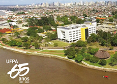 #ParaTodosLerem: Fotografia mostra vista aérea do campus da Universidade Federal do Pará, no bairro Guamá, em Belém. Em primeiro plano, é possível ver a margem do rio Guamá, o Restaurante Universitário, a Capela, o Mirante do Rio, a Reitoria e o Vadião. Ao fundo, uma visão panorâmica do bairro e de Belém. 