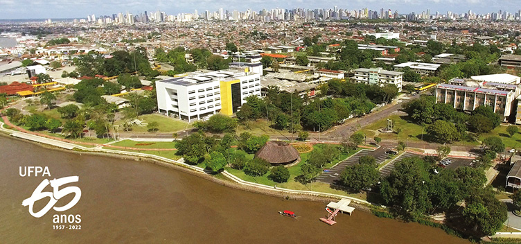 #ParaTodosLerem: Fotografia mostra vista aérea do campus da Universidade Federal do Pará, no bairro Guamá, em Belém. Em primeiro plano, é possível ver a margem do rio Guamá, o Restaurante Universitário, a Capela, o Mirante do Rio, a Reitoria e o Vadião. Ao fundo, uma visão panorâmica do bairro e de Belém. 