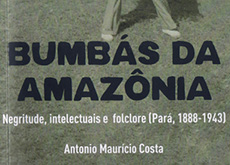 #ParaTodosLerem: Foto de reprodução da capa do livro “Bumbás da Amazônia”. Nesta capa, há a fotografia de uma apresentação do Boi Bumbá. Na parte inferior, há o título do livro, Bumbás da Amazônia, o subtítulo Negritude, intelectuais e folclore (Pará, 1888 - 1943) e o nome do autor, Antonio Maurício Costa. No canto superior esquerdo, a marca da editora Paco Editorial. 