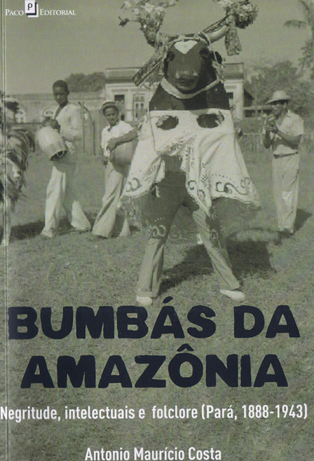 #ParaTodosLerem: Foto de reprodução da capa do livro “Bumbás da Amazônia”. Nesta capa, há a fotografia de uma apresentação do Boi Bumbá. Na parte inferior, há o título do livro, Bumbás da Amazônia, o subtítulo Negritude, intelectuais e folclore (Pará, 1888 - 1943) e o nome do autor, Antonio Maurício Costa. No canto superior esquerdo, a marca da editora Paco Editorial. 