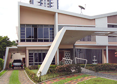 #ParaTodosLerem: Fotografia mostra a Casa Bittencourt, um projeto de 1957 do arquiteto Camilo Porto de Oliveira. A casa de dois andares tem elementos característicos da arquitetura moderna, como os brise-soleil verticais na fachada e as colunas inclinadas.