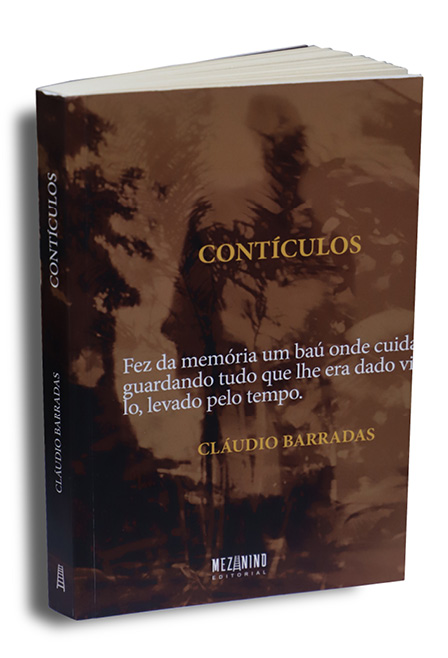 #ParaTodosLerem: Foto do livro “Contículos”. A capa contém uma ilustração com variações de marrom, com os seguintes textos centralizados: o título Contículos, o texto "Fez da memória um baú onde cuida (trecho do texto cortado) guardando tudo que lhe era dado ((trecho do texto cortado) levado pelo tempo" e o nome do autor, Cláudio Barradas. Abaixo, também centralizada, a marca da editora Mezanino Editorial.