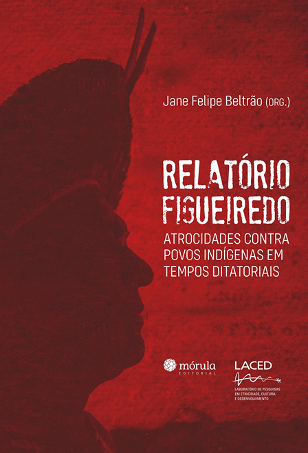 #ParaTodosVerem: Capa do livro “Relatório Figueiredo” ilustrada como um livro digital na tela de um tablet de bordas pretas e tela de vidro brilhante. A capa do livro possui variações de vermelho e textos na cor branca. Em todo o lado esquerdo da capa, há uma silhueta de um homem indígena. Ao lado direito, seguem as informações do livro: nome da organizadora, Jane Felipe Beltrão; título, Relatório Figueiredo; subtítulo, Atrocidades contra povos indígenas em tempos ditatoriais. Abaixo do subtítulo e mais próximo do rodapé, um ao lado do outro, os símbolos da Mórula Editorial e Laced - Laboratório de pesquisas em etnicidade, cultura e desenvolvimento.