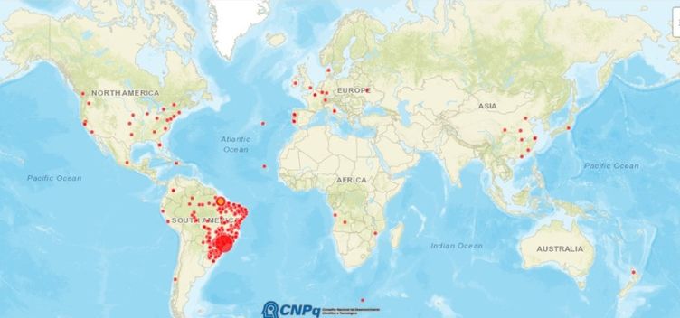 No mapa, os pontos em vermelho mostram a origem dos acessos ao repositório digital. imagem sem descrição.