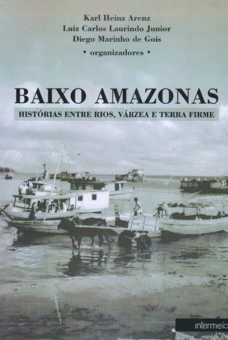 #ParaTodosVerem: Imagem reproduz a capa do livro Baixo Amazonas: rios, várzea e terra firme, que mostra a margem de um rio com algumas embarcações ancorando. Em primeiro plano, ao centro, há uma carroça com um homem em cima e puxada por um boi. Tudo está em preto e branco.