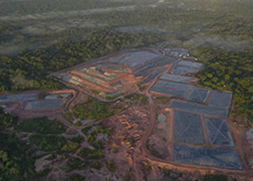 #ParaTodosVerem: Fotografia mostra o lixão de Marituba visto de cima. No centro, temos a área onde o lixo é depositado e, ao redor, a área verde de mata fechada.